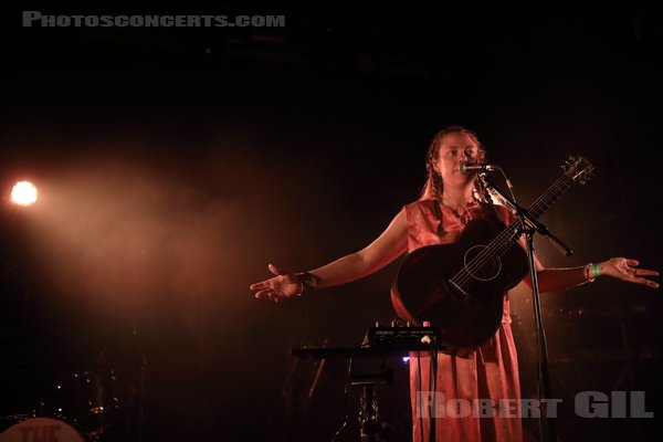 ANNA B SAVAGE - 2024-05-13 - PARIS - Petit Bain - 